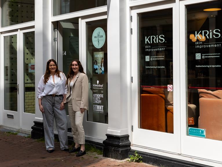 Samen in de Koningsstraat Sjenkels en Kris. skin improvement, HRLM 92